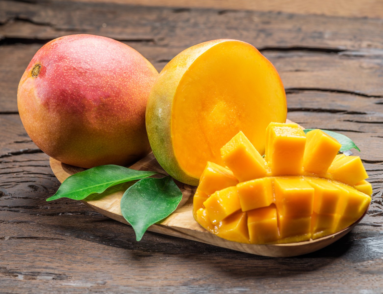 Mango fruits and mango slices.